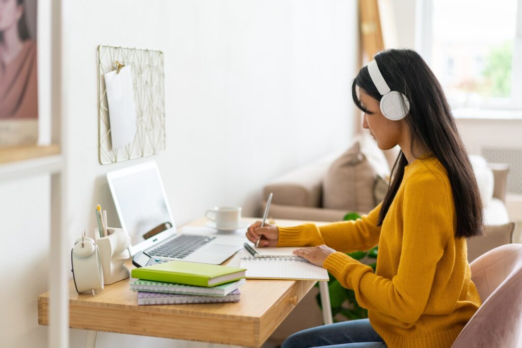 A women online learning at home.