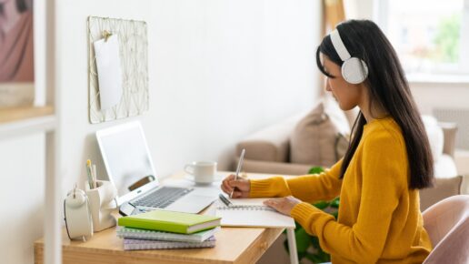A women online learning at home.